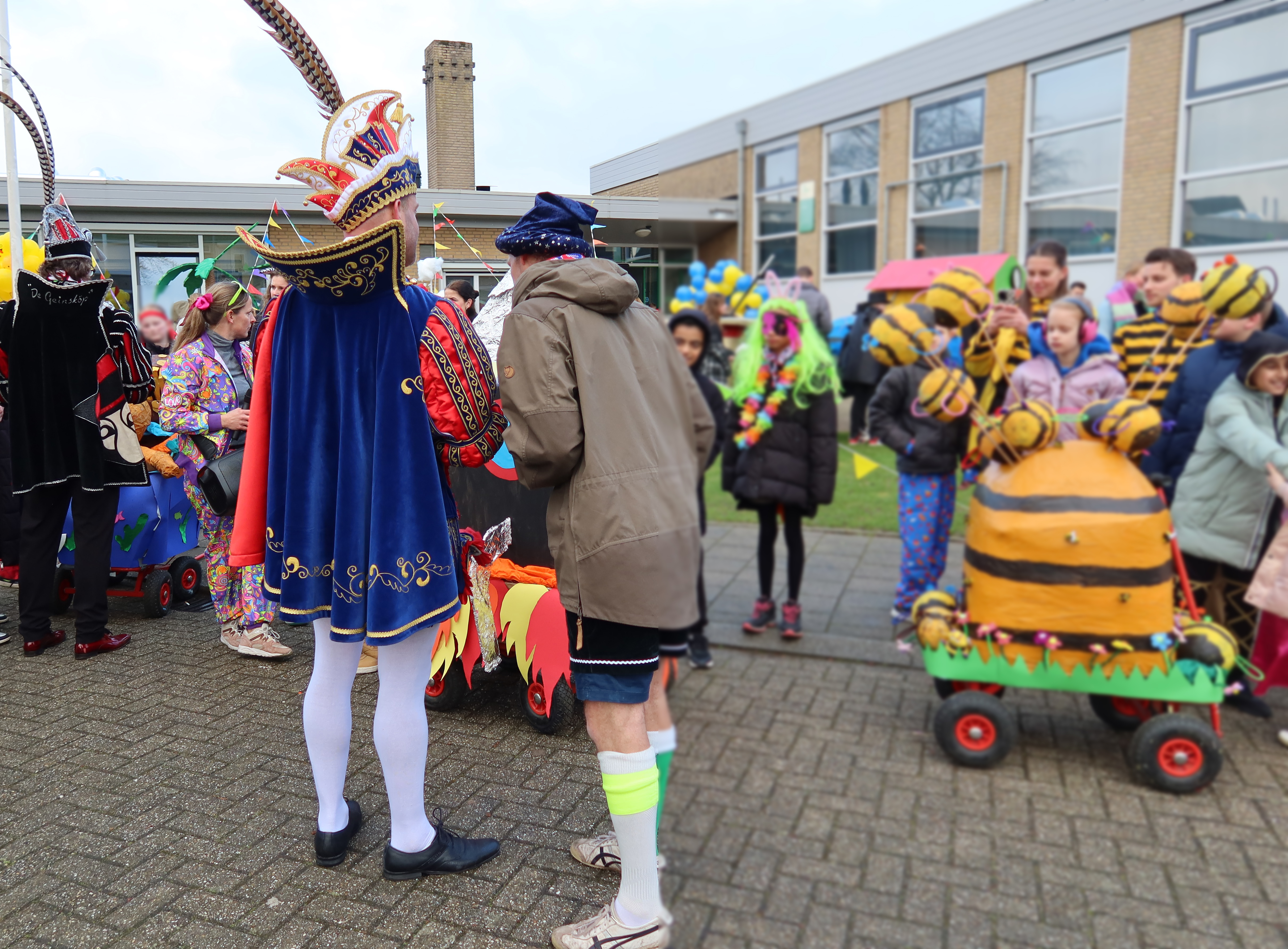Dweilorkest en meelopen in echte carnavalsoptocht